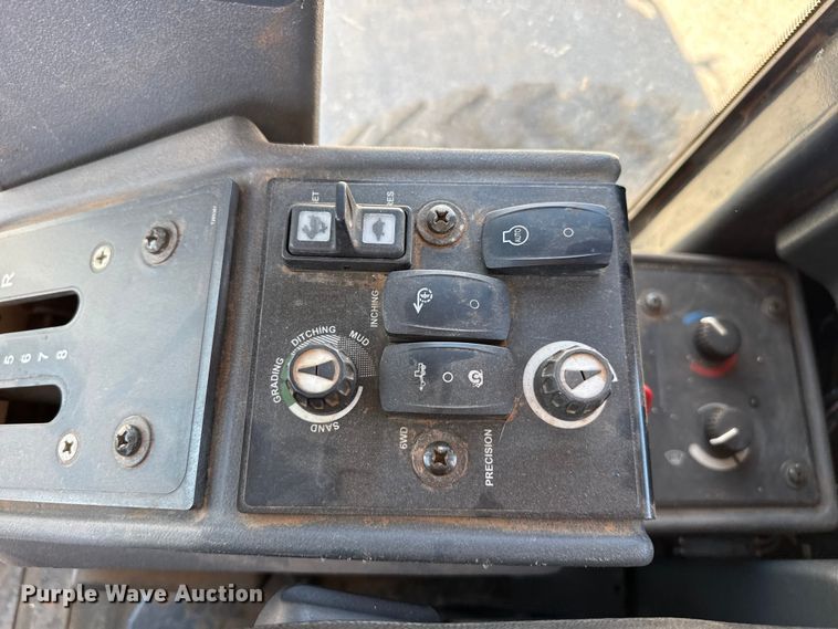 image for item EW4113 2009 John Deere 772D motor grader