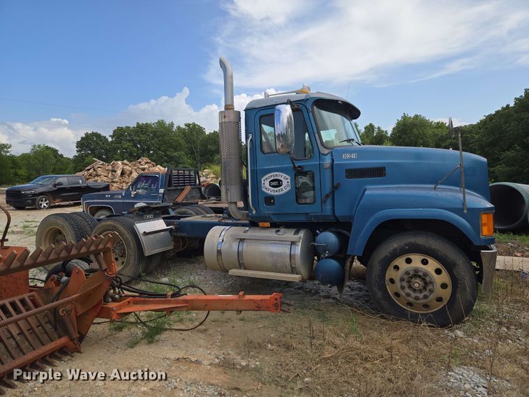 image for item EW8497 2007 Mack CHN semi truck