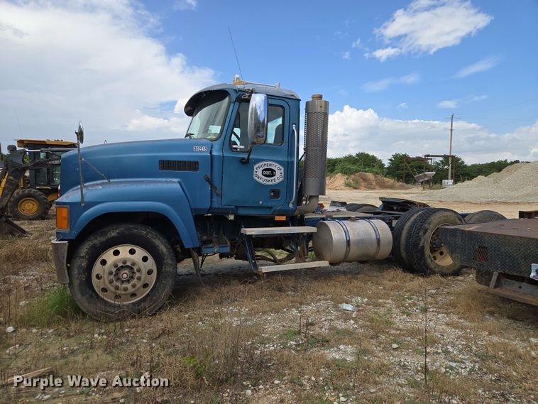 image for item EW8497 2007 Mack CHN semi truck