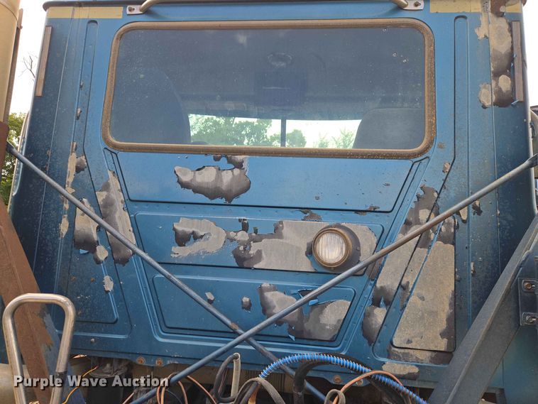 image for item EW8497 2007 Mack CHN semi truck