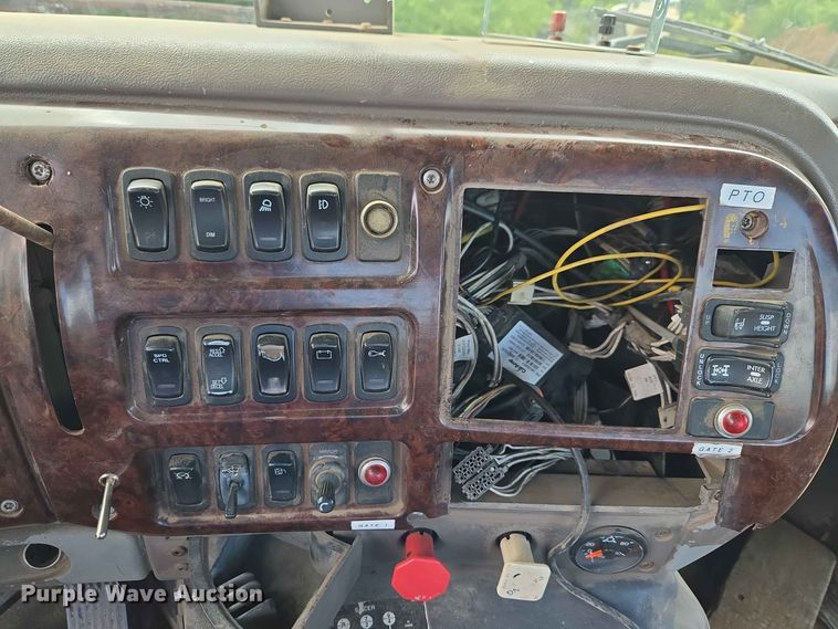 image for item EW8497 2007 Mack CHN semi truck