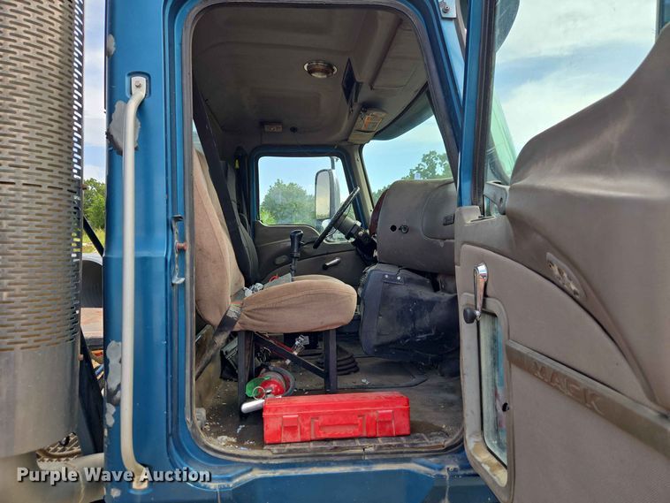 image for item EW8497 2007 Mack CHN semi truck