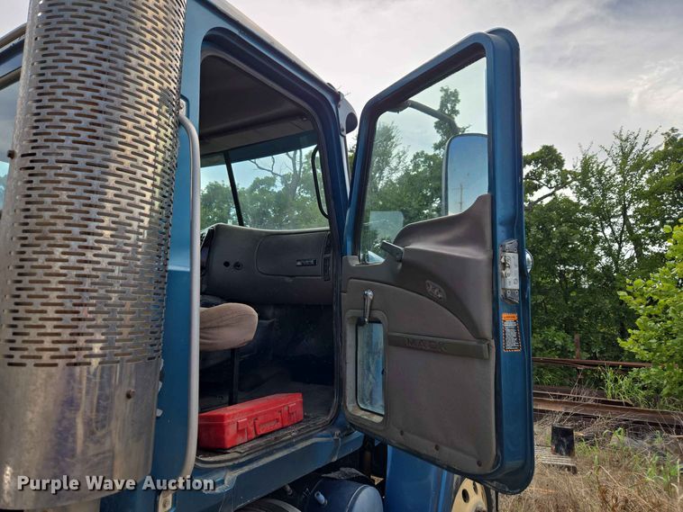 image for item EW8497 2007 Mack CHN semi truck