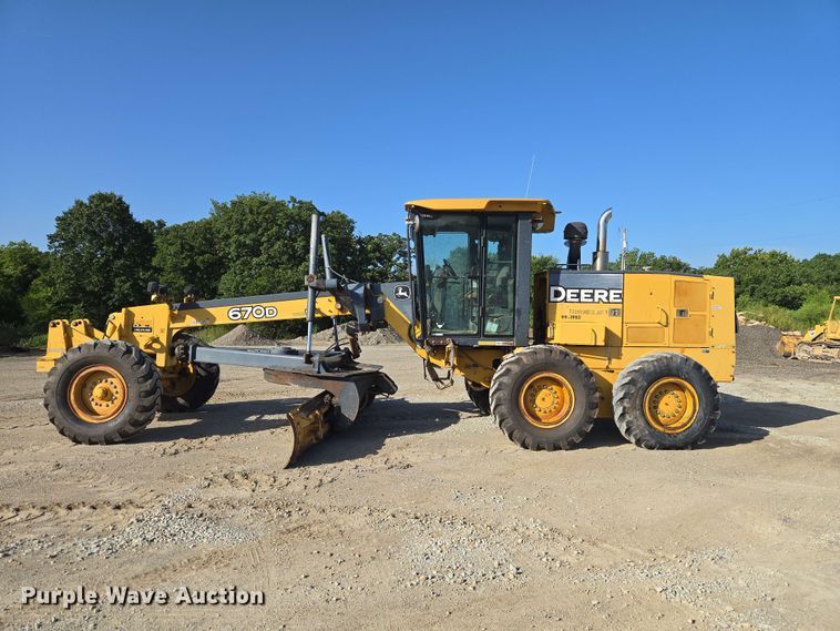 image for item EW8500 2005 John Deere 670D motor grader