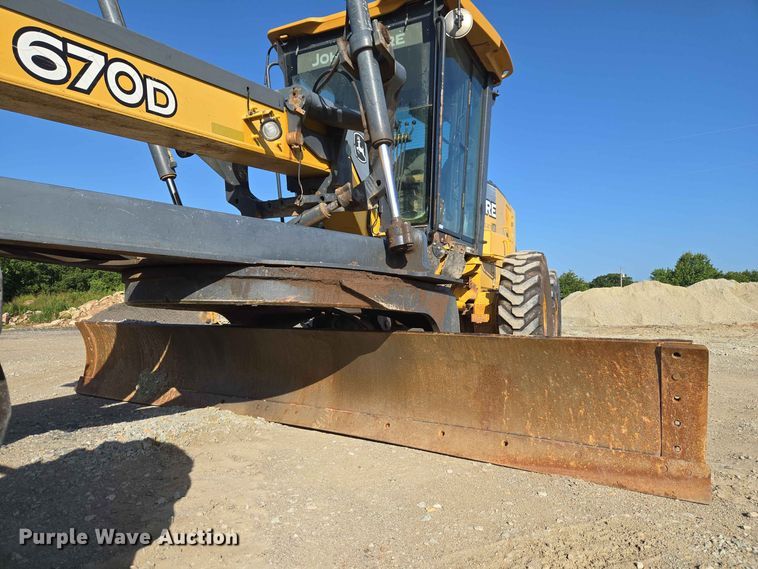 image for item EW8500 2005 John Deere 670D motor grader