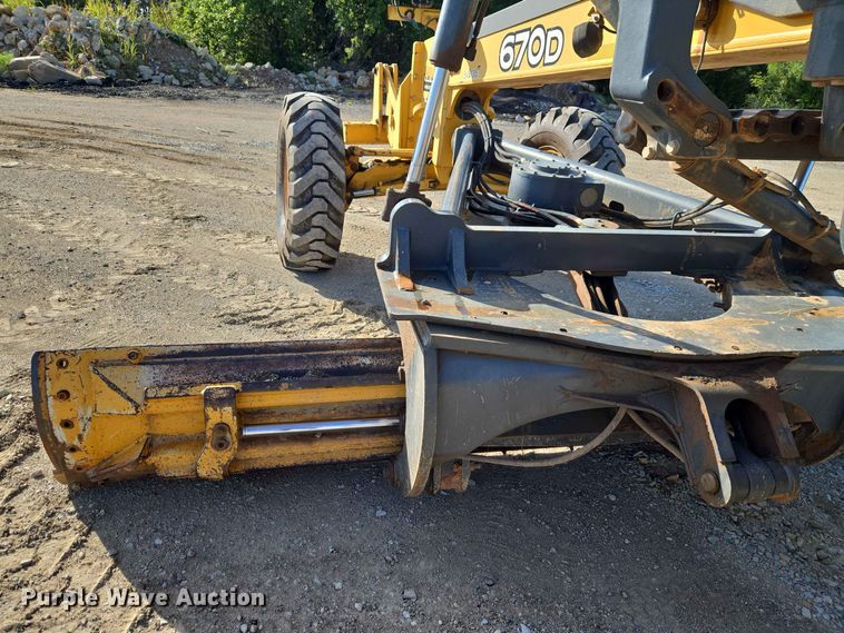 image for item EW8500 2005 John Deere 670D motor grader