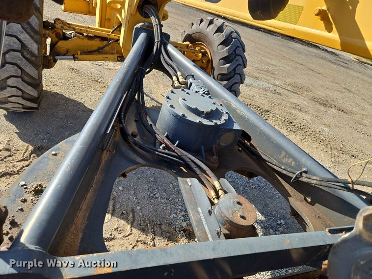 image for item EW8500 2005 John Deere 670D motor grader