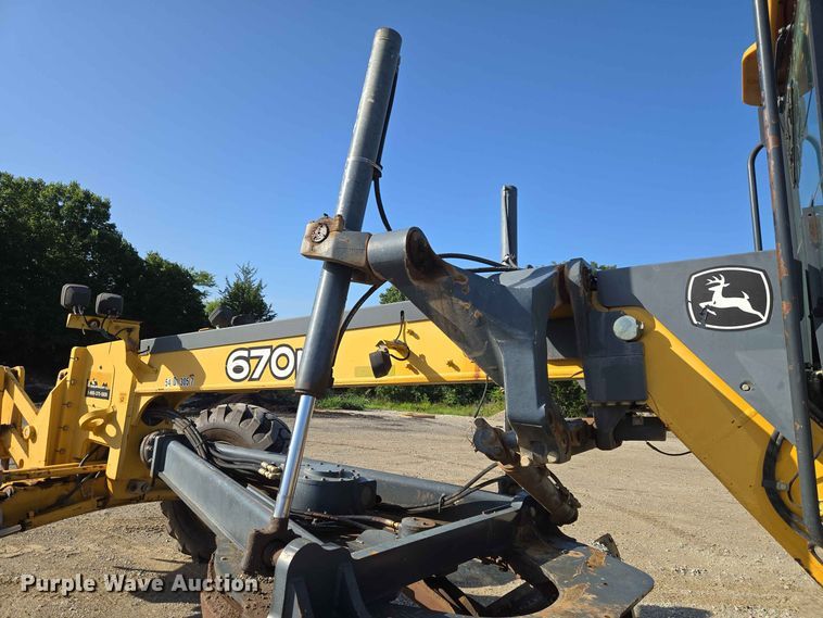 image for item EW8500 2005 John Deere 670D motor grader