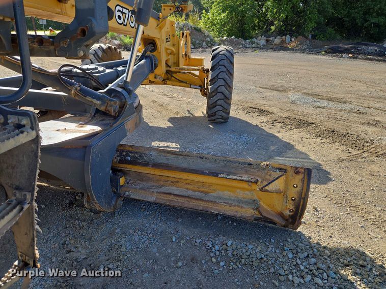 image for item EW8500 2005 John Deere 670D motor grader