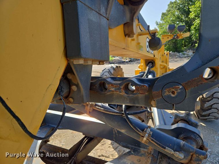 image for item EW8500 2005 John Deere 670D motor grader