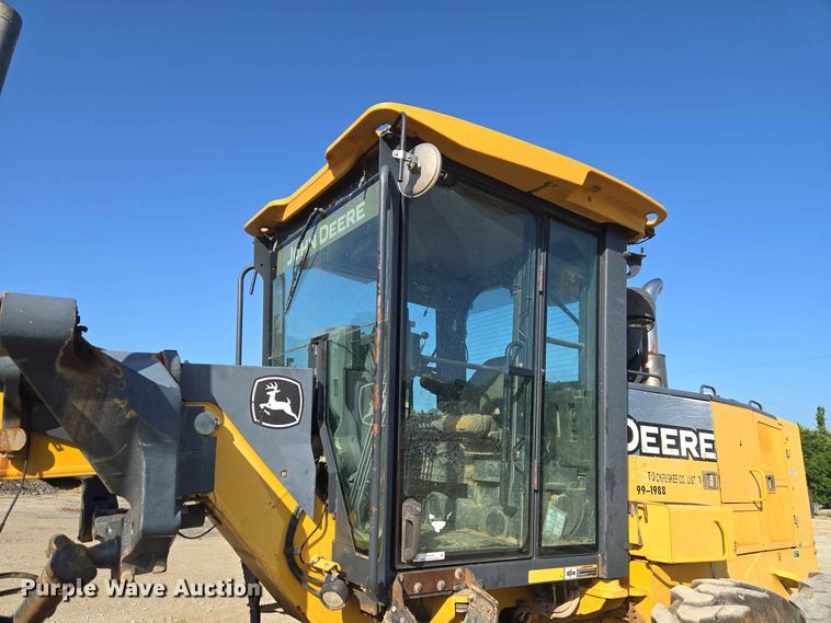 image for item EW8500 2005 John Deere 670D motor grader