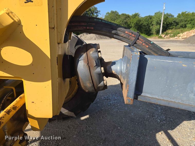 image for item EW8500 2005 John Deere 670D motor grader
