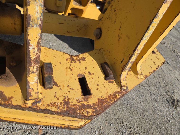 image for item EW8500 2005 John Deere 670D motor grader