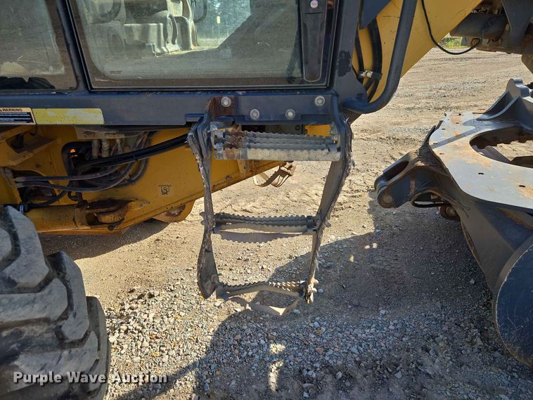 image for item EW8500 2005 John Deere 670D motor grader