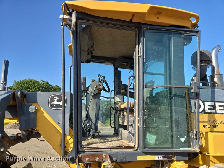 image for item EW8500 2005 John Deere 670D motor grader