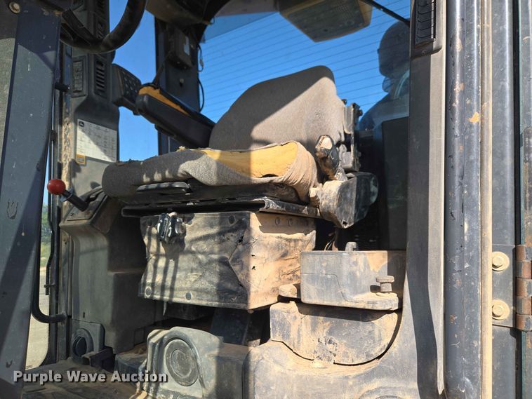 image for item EW8500 2005 John Deere 670D motor grader
