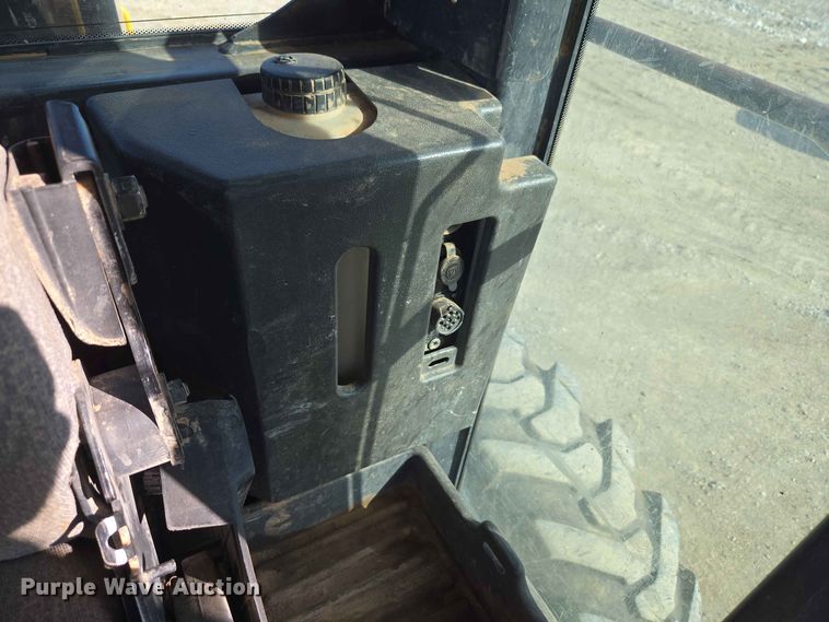 image for item EW8500 2005 John Deere 670D motor grader