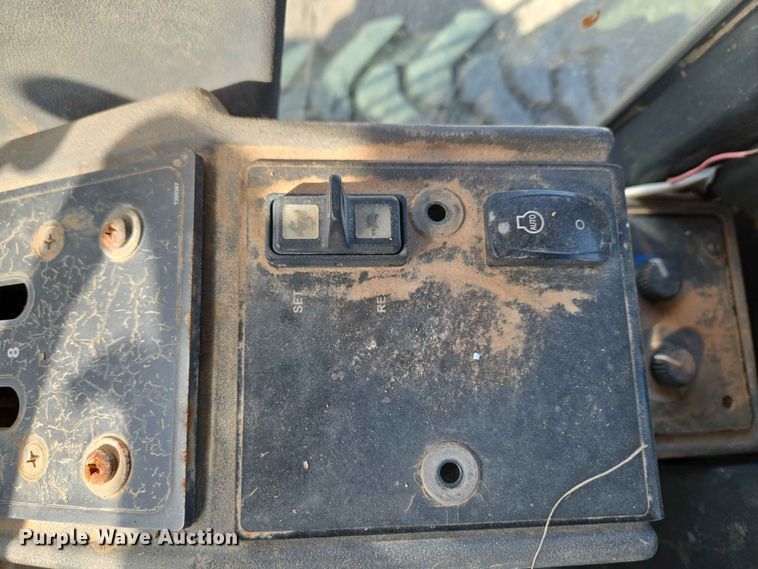 image for item EW8500 2005 John Deere 670D motor grader