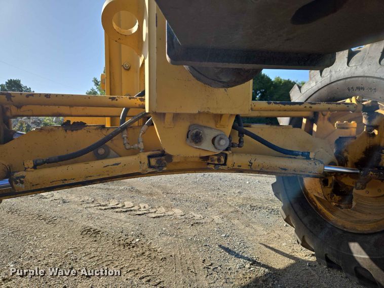 image for item EW8500 2005 John Deere 670D motor grader
