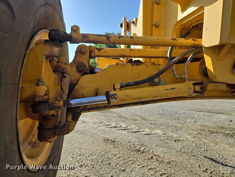 image for item EW8500 2005 John Deere 670D motor grader