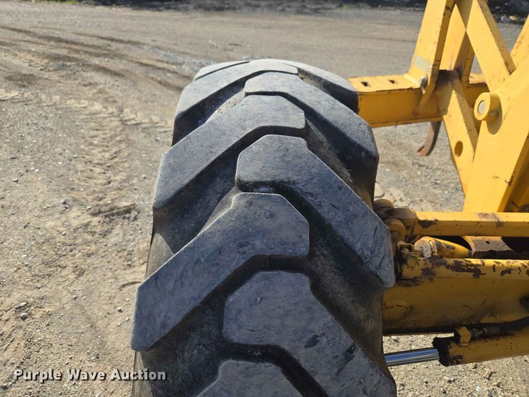 image for item EW8500 2005 John Deere 670D motor grader