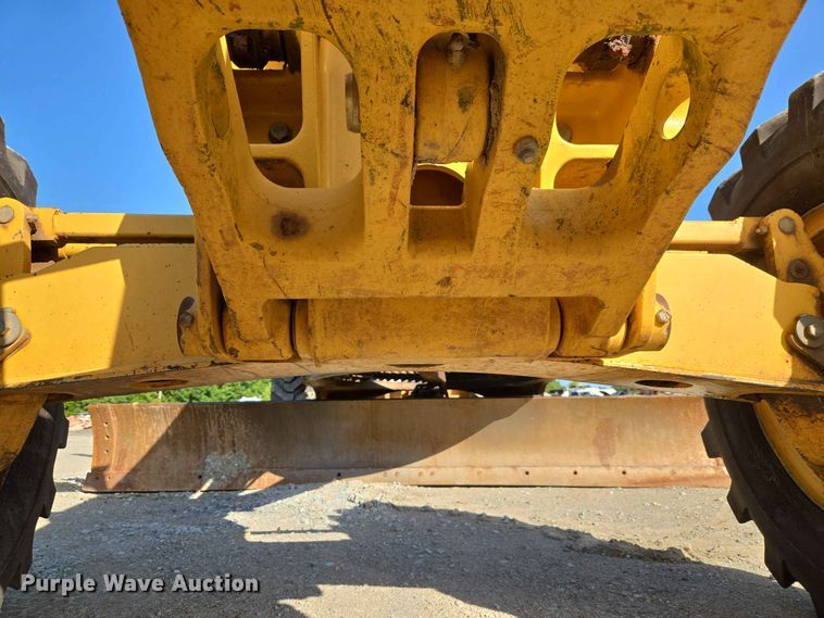 image for item EW8500 2005 John Deere 670D motor grader
