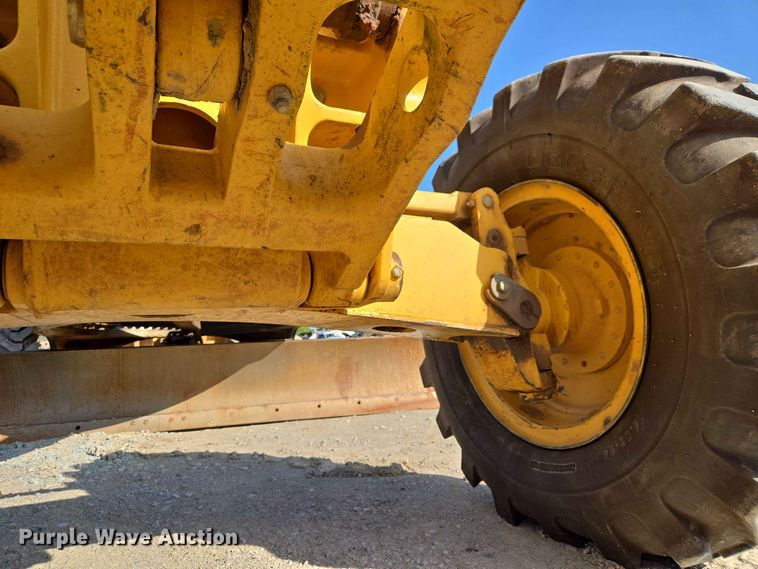 image for item EW8500 2005 John Deere 670D motor grader