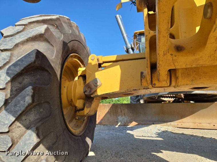 image for item EW8500 2005 John Deere 670D motor grader
