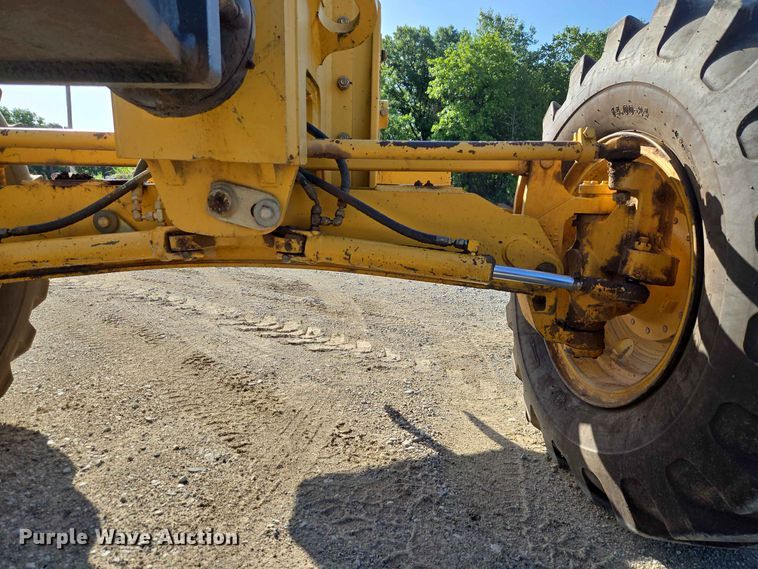 image for item EW8500 2005 John Deere 670D motor grader