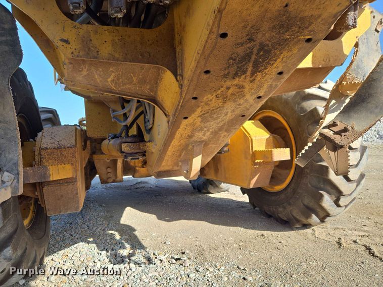 image for item EW8500 2005 John Deere 670D motor grader