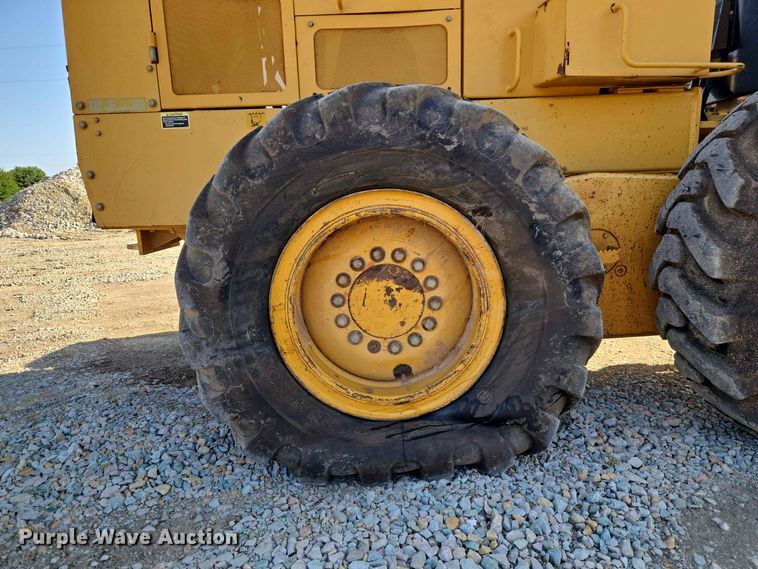 image for item EW8500 2005 John Deere 670D motor grader