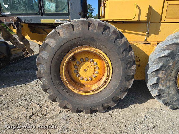image for item EW8500 2005 John Deere 670D motor grader