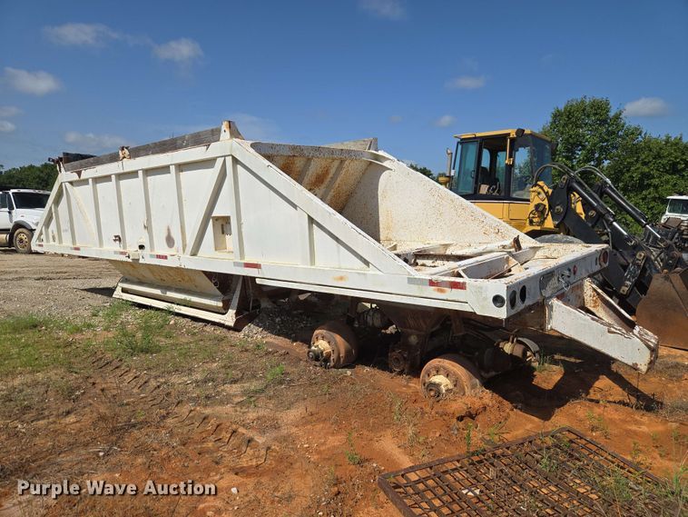 image for item EW8501 1992 Ranch Manufacturing Co. bottom dump trailer