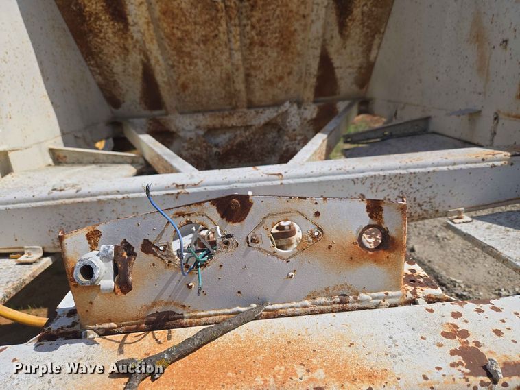 image for item EW8501 1992 Ranch Manufacturing Co. bottom dump trailer