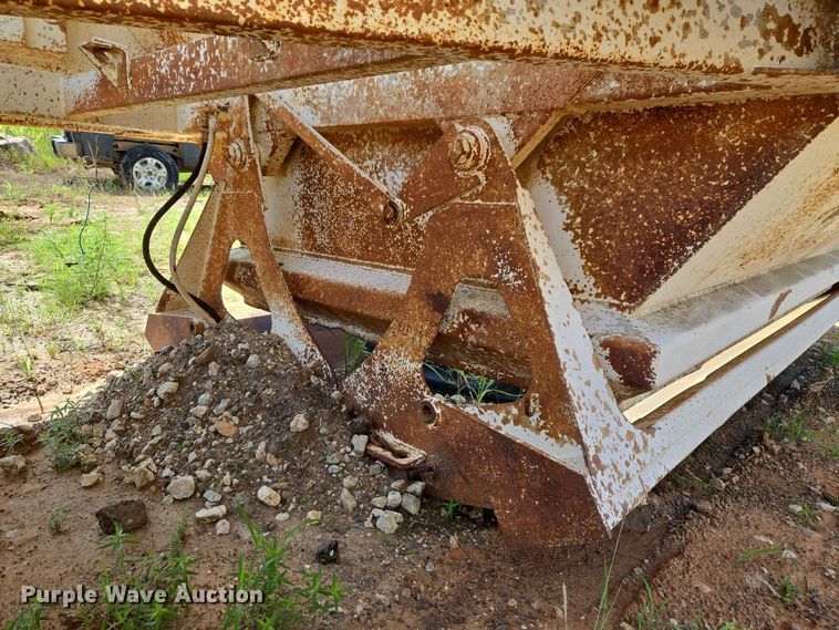 image for item EW8501 1992 Ranch Manufacturing Co. bottom dump trailer