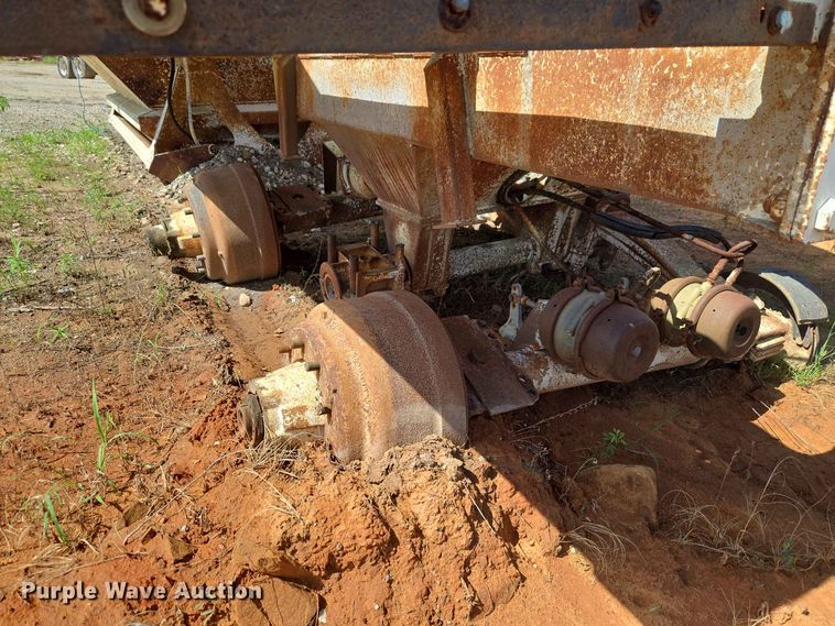 image for item EW8501 1992 Ranch Manufacturing Co. bottom dump trailer