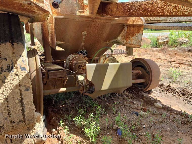 image for item EW8501 1992 Ranch Manufacturing Co. bottom dump trailer