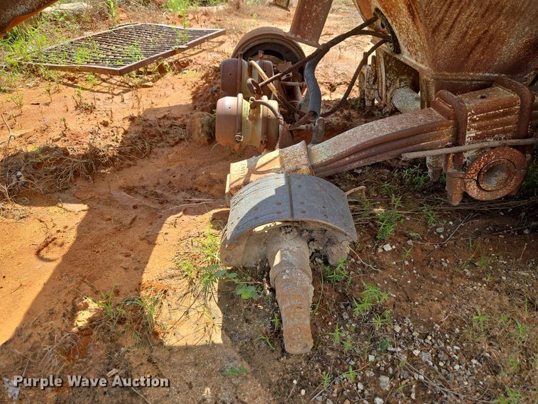 image for item EW8501 1992 Ranch Manufacturing Co. bottom dump trailer