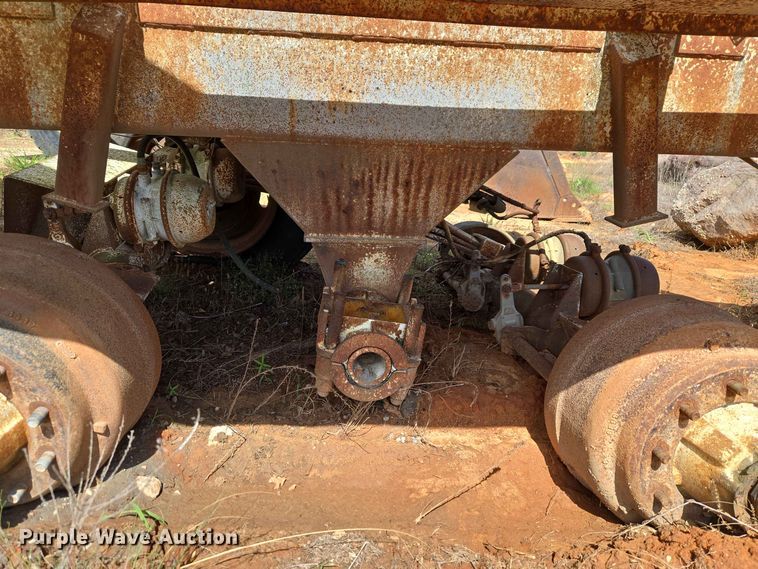 image for item EW8501 1992 Ranch Manufacturing Co. bottom dump trailer