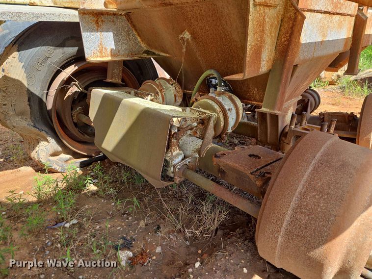 image for item EW8501 1992 Ranch Manufacturing Co. bottom dump trailer