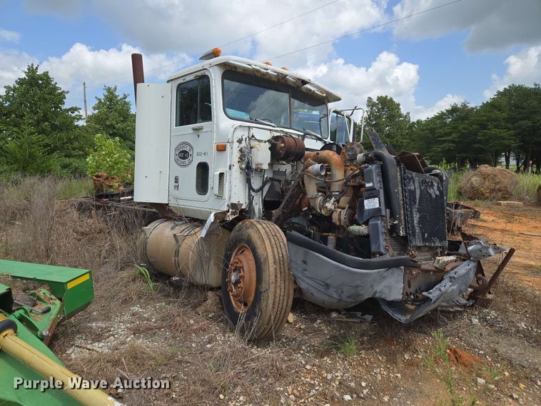 image for item EW8504 1994 International 9400 semi truck
