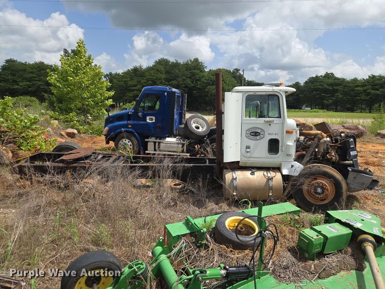 image for item EW8504 1994 International 9400 semi truck