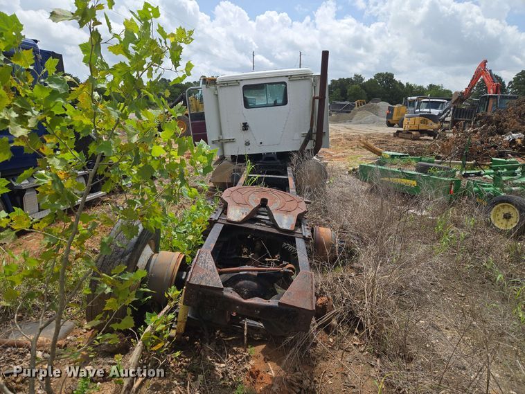 image for item EW8504 1994 International 9400 semi truck