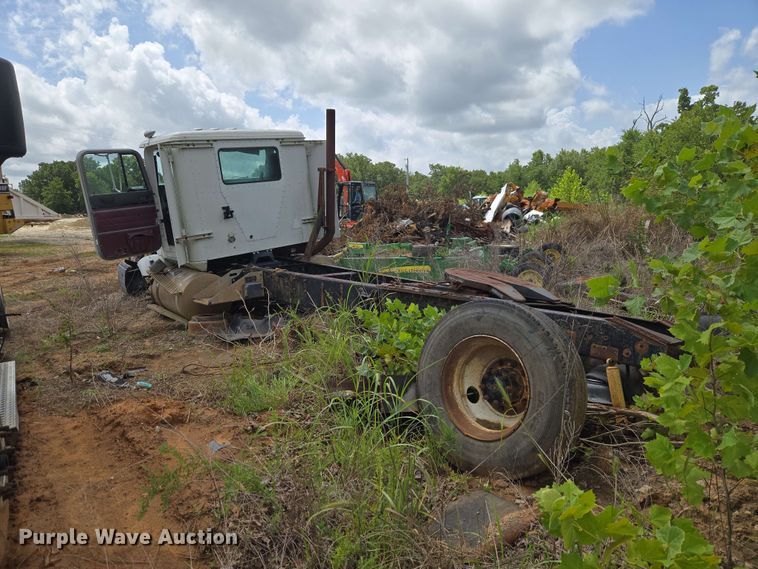 image for item EW8504 1994 International 9400 semi truck