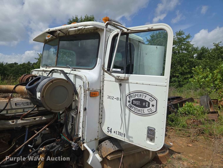 image for item EW8504 1994 International 9400 semi truck