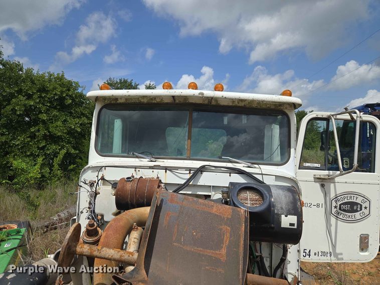 image for item EW8504 1994 International 9400 semi truck