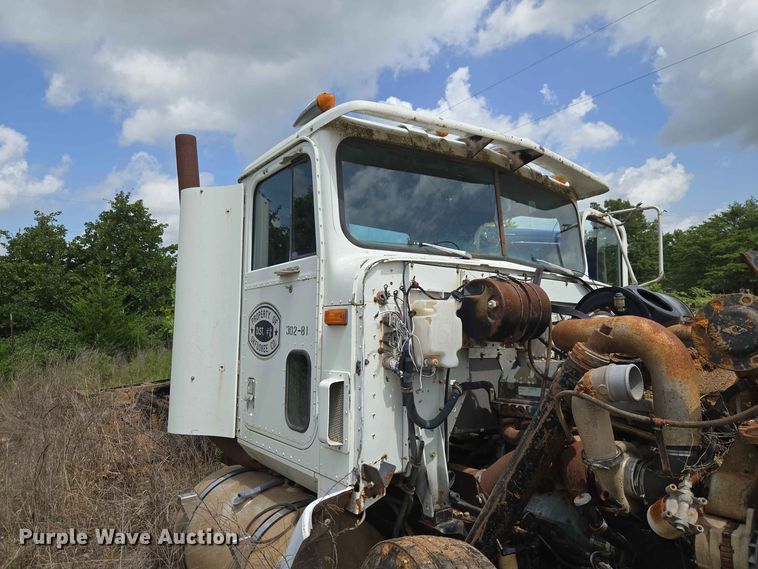 image for item EW8504 1994 International 9400 semi truck