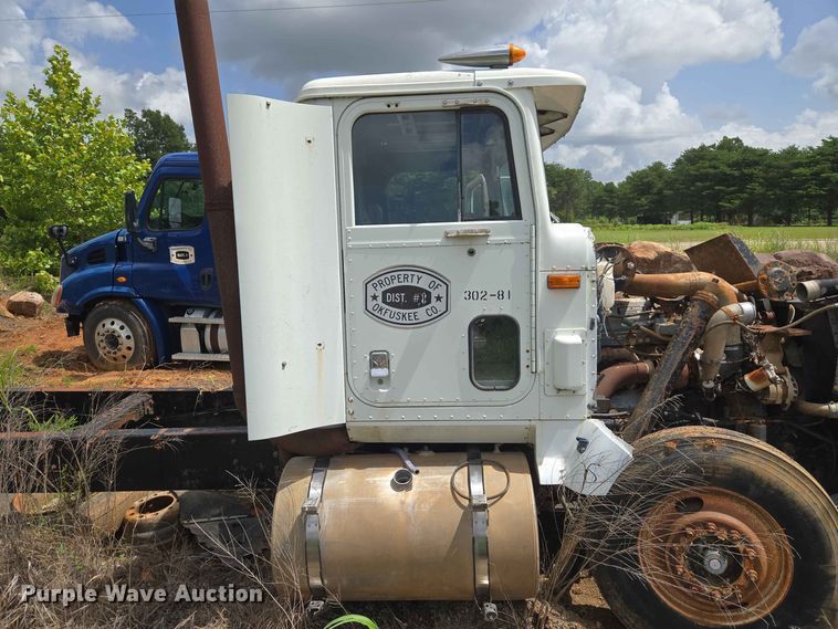 image for item EW8504 1994 International 9400 semi truck