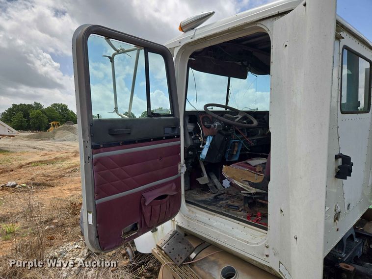 image for item EW8504 1994 International 9400 semi truck