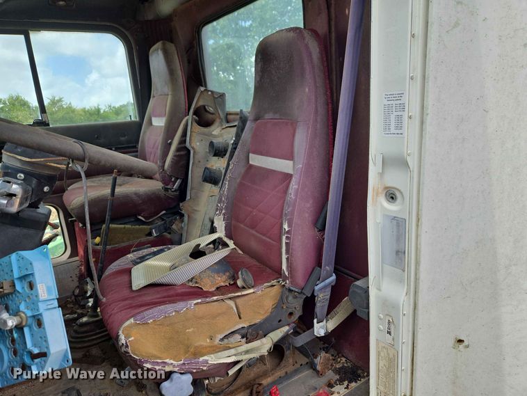 image for item EW8504 1994 International 9400 semi truck